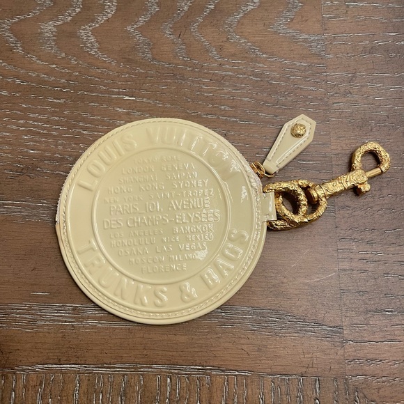 Louis Vuitton Keychain Coin Pouch - Picture 6 of 8